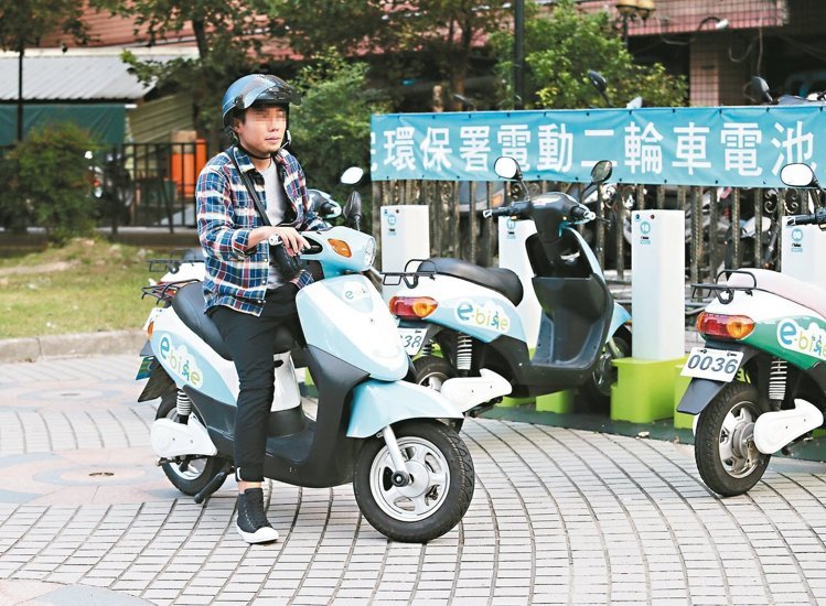 由于六月一名14歲少女無(wú)照騎乘E-Bike電動(dòng)車(chē)肇事,十月一日起,臺(tái)北市政府將禁止電動(dòng)車(chē)騎上人行道。(中時(shí)電子報(bào) 林澔一攝) 由于六月一名14歲少女無(wú)照騎乘E-Bike電動(dòng)車(chē)肇事,十月一日起,臺(tái)北市政府將禁止電動(dòng)車(chē)騎上人行道。(中時(shí)電子報(bào) 林澔一攝)
