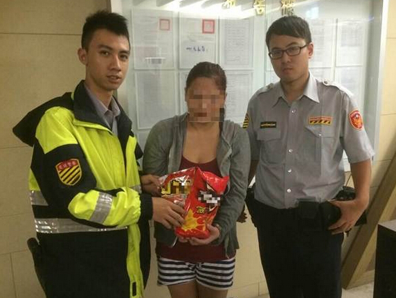 王女為兒子偷竊,警方依法法辦后送暖。(中時電子報 葉書宏翻攝) 王女為兒子偷竊,警方依法法辦后送暖。(中時電子報 葉書宏翻攝)