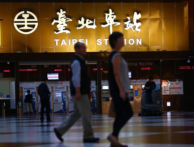 圖為臺北車站大廳。(《中國時報》 陳信翰攝) 圖為臺北車站大廳。(《中國時報》 陳信翰攝)