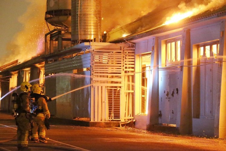 高雄家具展覽館凌晨發生大火 業者欲哭無淚 高雄家具展覽館凌晨發生大火 業者欲哭無淚