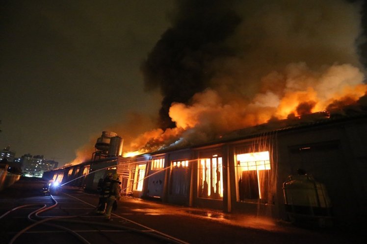 高雄家具展覽館凌晨發生大火 業者欲哭無淚 高雄家具展覽館凌晨發生大火 業者欲哭無淚