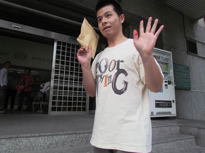 游男面對記者詢問,不愿正面回應。(中時電子報 葉德正攝) 游男面對記者詢問,不愿正面回應。(中時電子報 葉德正攝)