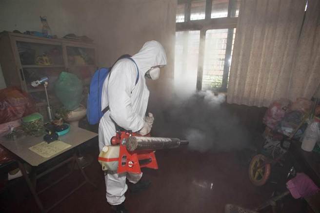 臺軍化學(xué)兵到民宅進(jìn)行噴藥作業(yè) 臺軍化學(xué)兵到民宅進(jìn)行噴藥作業(yè)