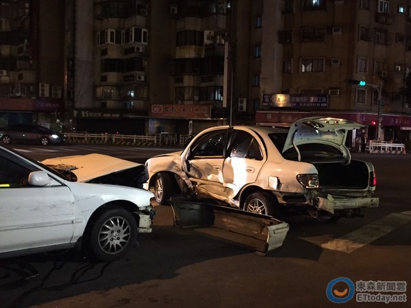 情侶吵架 男子瘋狂連續5次“倒退暴沖”追撞女友 情侶吵架 男子瘋狂連續5次“倒退暴沖”追撞女友