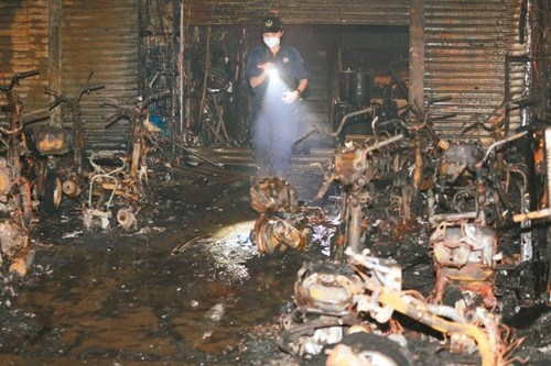 臺(tái)男子疑車行老板修車時(shí)偷油縱火燒7屋37車