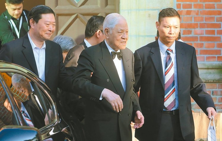 李登輝中風后首露面 牽手孫女為婚禮彩排 李登輝中風后首露面 牽手孫女為婚禮彩排