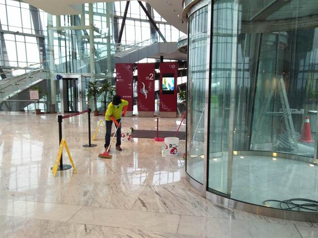 臺北故宮南院旋轉門再漏水 雨水淹入大廳(圖) 臺北故宮南院旋轉門再漏水 雨水淹入大廳(圖)