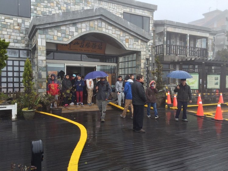 �����u�_ �_��̫ƽɽӿ�M2000���ο͵���ѩ���D��