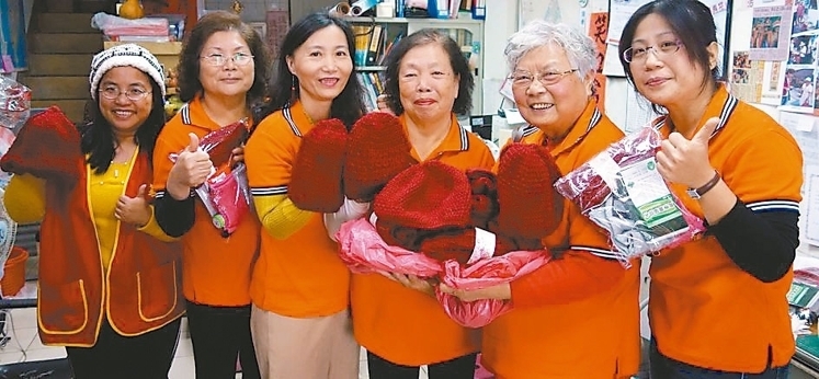 高雄市志工21天織200毛帽溫暖獨居長者(圖) 高雄市志工21天織200毛帽溫暖獨居長者(圖)