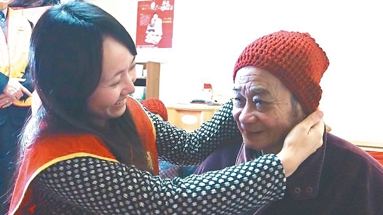 高雄市志工21天織200毛帽溫暖獨居長者(圖) 高雄市志工21天織200毛帽溫暖獨居長者(圖)