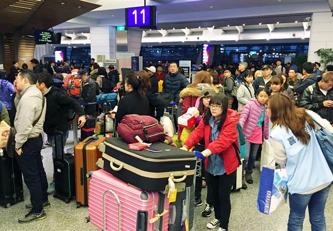 桃園機(jī)場(chǎng)春運(yùn)搭機(jī)人潮擠爆大廳 日旅運(yùn)量破13萬(wàn)(圖) 桃園機(jī)場(chǎng)春運(yùn)搭機(jī)人潮擠爆大廳 日旅運(yùn)量破13萬(wàn)(圖)