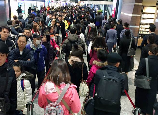 桃園機(jī)場(chǎng)春運(yùn)搭機(jī)人潮擠爆大廳 日旅運(yùn)量破13萬(wàn)(圖) 桃園機(jī)場(chǎng)春運(yùn)搭機(jī)人潮擠爆大廳 日旅運(yùn)量破13萬(wàn)(圖)