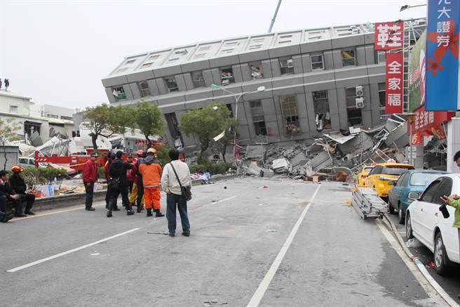 臺南一17層大樓在地震中被"連根拔起" 遭疑偷工減料 臺南一17層大樓在地震中被"連根拔起" 遭疑偷工減料