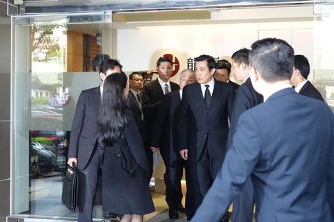 馬英九步出女童靈堂 (圖片來源:“中時電子報”)