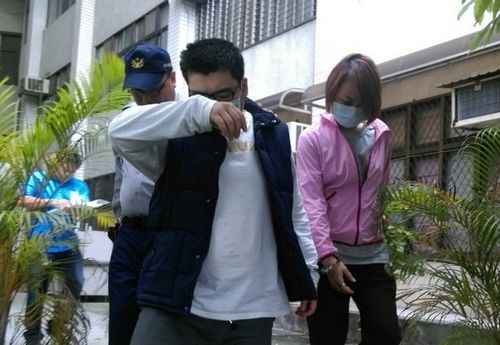 男子在旅館對女友施暴警方沖進房間搜出槍支毒品