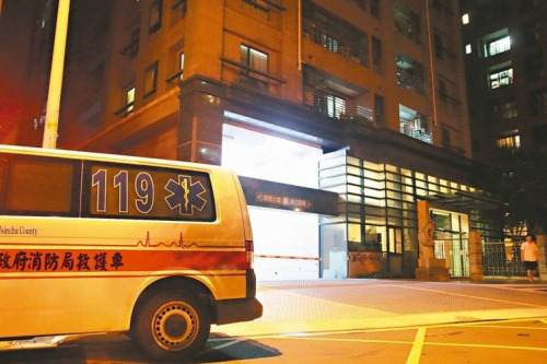 新竹縣竹北市一名林姓年輕媽媽,昨涉嫌天先悶死兩兒再上吊,消防人員到場,三人已氣絕。圖片來源:臺灣“聯合新聞網”