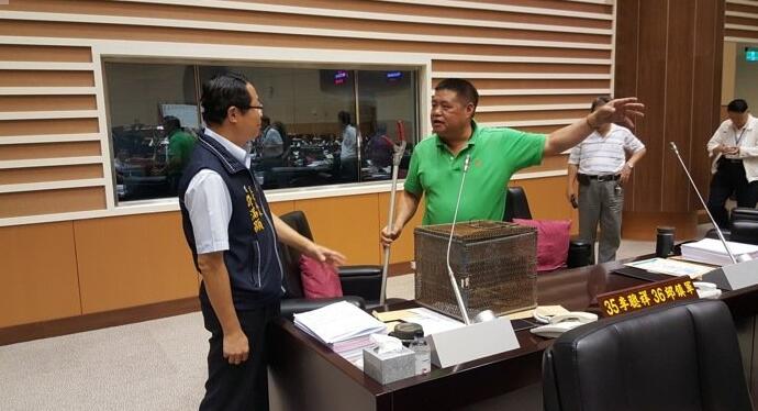 也是拼了!臺灣議員抓眼鏡蛇質詢市政。(圖片來源:臺灣《聯合報》) 也是拼了!臺灣議員抓眼鏡蛇質詢市政。(圖片來源:臺灣《聯合報》)