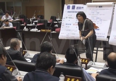 苗縣議員質詢再出新招 扮伍佰表演歌唱秀(圖) 苗縣議員質詢再出新招 扮伍佰表演歌唱秀(圖)