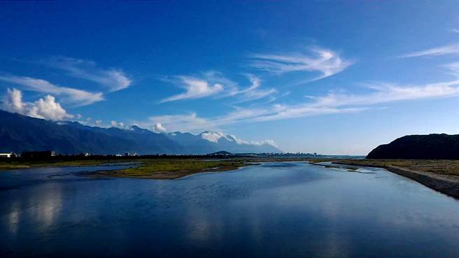 隨著強烈臺風(fēng)“尼伯特”持續(xù)逼近臺灣中,位于臺灣東部的花蓮溪出海口出現(xiàn)卷云,呈現(xiàn)風(fēng)暴前的寧靜 隨著強烈臺風(fēng)“尼伯特”持續(xù)逼近臺灣中,位于臺灣東部的花蓮溪出海口出現(xiàn)卷云,呈現(xiàn)風(fēng)暴前的寧靜