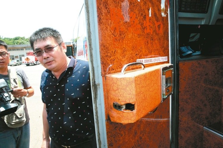 檢方昨天勘驗火燒車,要求游覽車業者找一輛同款車比對,業者示范開啟逃生門。 檢方昨天勘驗火燒車,要求游覽車業者找一輛同款車比對,業者示范開啟逃生門。