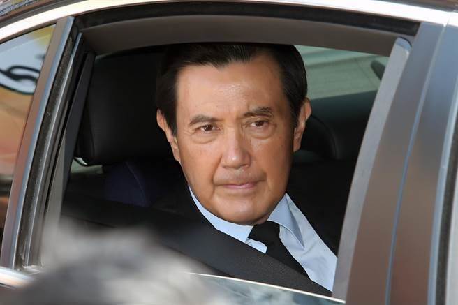 馬英九為遇難陸客鞠躬默哀 神情哀戚不發(fā)一語 馬英九為遇難陸客鞠躬默哀 神情哀戚不發(fā)一語