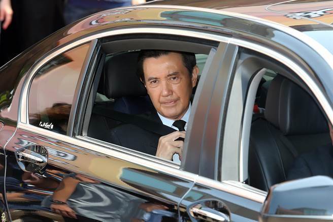 馬英九為遇難陸客鞠躬默哀 神情哀戚不發(fā)一語 馬英九為遇難陸客鞠躬默哀 神情哀戚不發(fā)一語