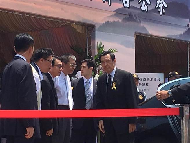 馬英九為遇難陸客鞠躬默哀 神情哀戚不發(fā)一語 馬英九為遇難陸客鞠躬默哀 神情哀戚不發(fā)一語