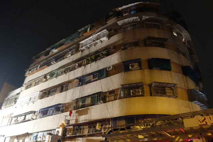 高雄一大樓凌晨突發大火 上百住戶驚逃17人送醫 高雄一大樓凌晨突發大火 上百住戶驚逃17人送醫