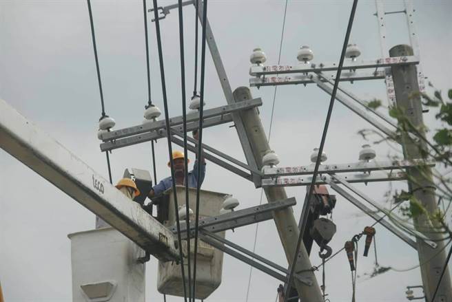 臺(tái)電員工搶修 臺(tái)電員工搶修