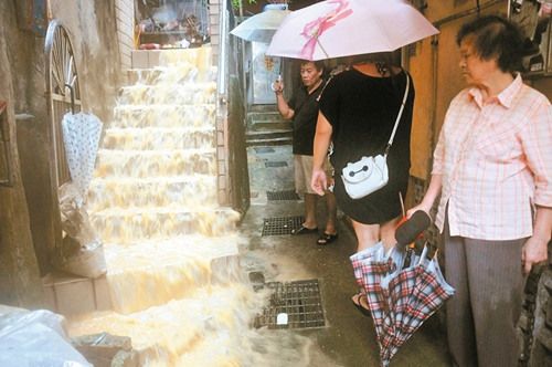 基隆:樓梯變瀑布。臺灣《聯(lián)合報》記者游明煌/攝影