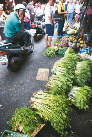 受臺風(fēng)侵襲島內(nèi)菜價暴漲 黃瓜每公斤飆165新臺幣 受臺風(fēng)侵襲島內(nèi)菜價暴漲 黃瓜每公斤飆165新臺幣
