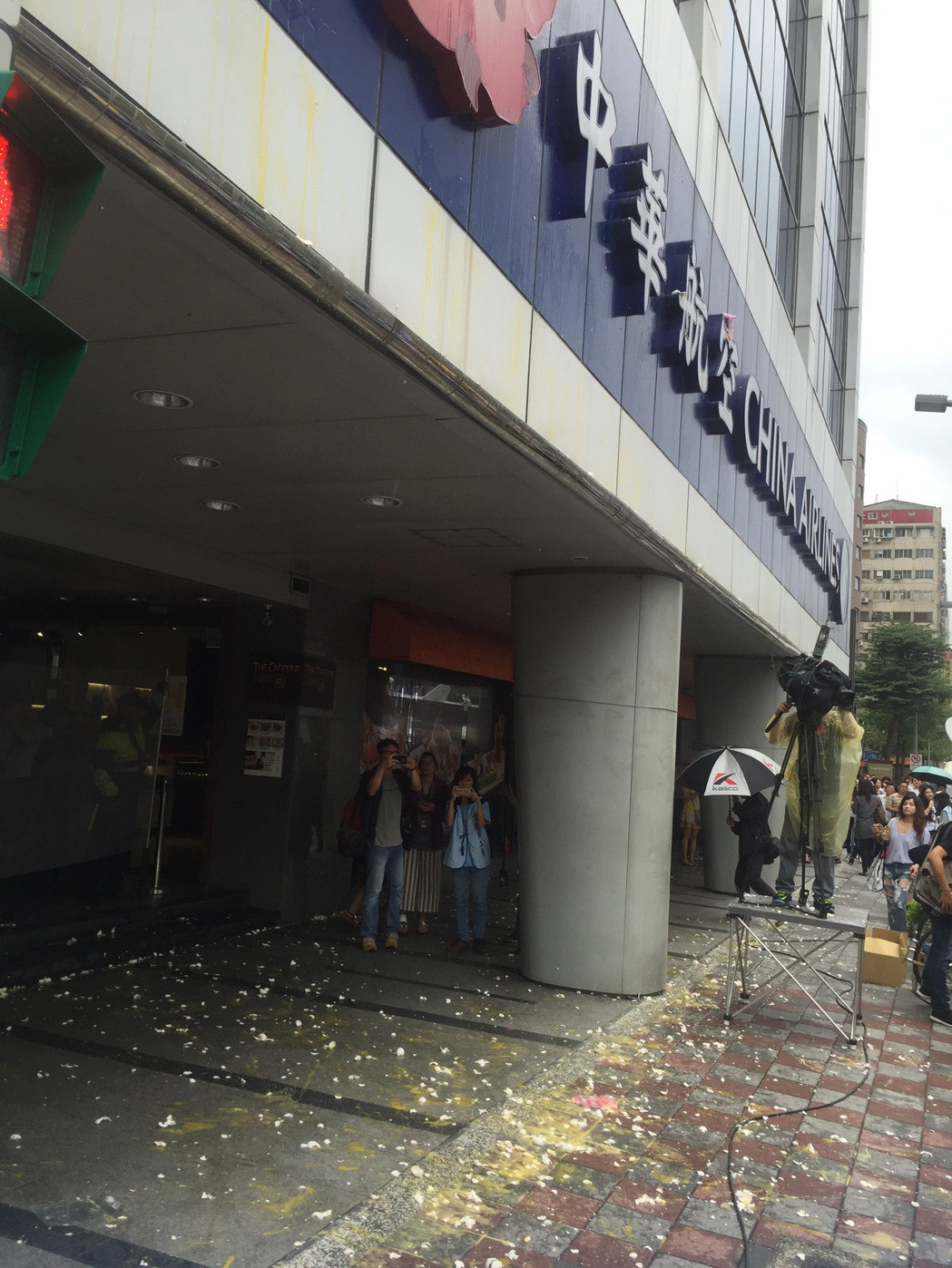 華航空服員怒砸雞蛋 華航空服員怒砸雞蛋