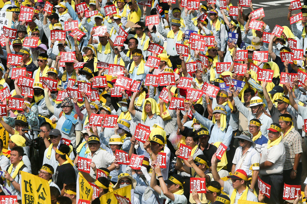 臺化抗爭員工向蔡英文喊話:吵架你都沒看到嗎? (圖片來源:臺灣《聯合報》) 臺化抗爭員工向蔡英文喊話:吵架你都沒看到嗎? (圖片來源:臺灣《聯合報》)