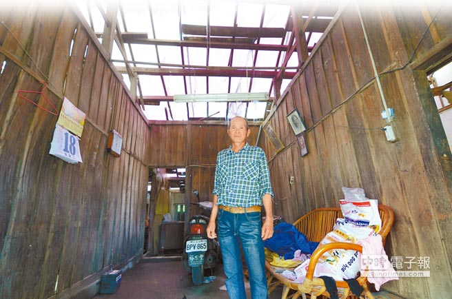臺東一民眾家中,屋頂早已被臺風吹掀,至今仍用帆布綁著 臺東一民眾家中,屋頂早已被臺風吹掀,至今仍用帆布綁著