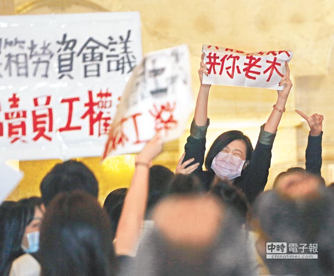 看新聞才知要解散 工會抗議復興航空勞資協商搞黑箱 看新聞才知要解散 工會抗議復興航空勞資協商搞黑箱