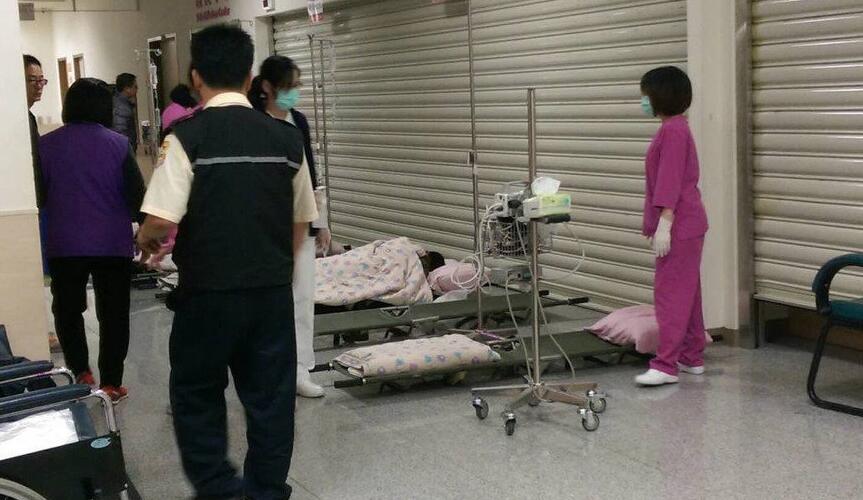 臺灣金門近百人食物中毒就醫 患者躺地打點滴 臺灣金門近百人食物中毒就醫 患者躺地打點滴