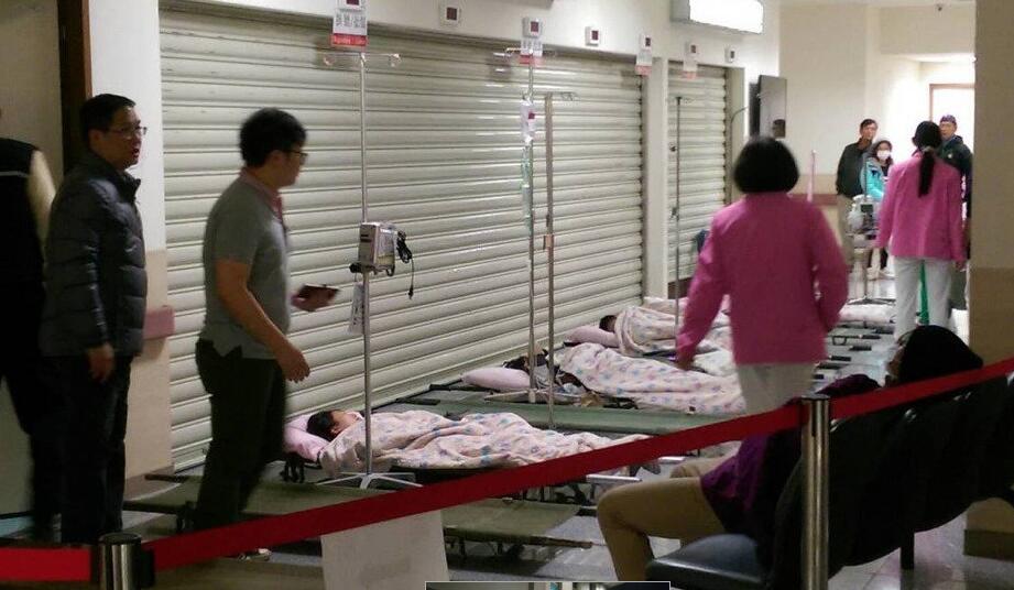 臺灣金門近百人食物中毒就醫 患者躺地打點滴 臺灣金門近百人食物中毒就醫 患者躺地打點滴