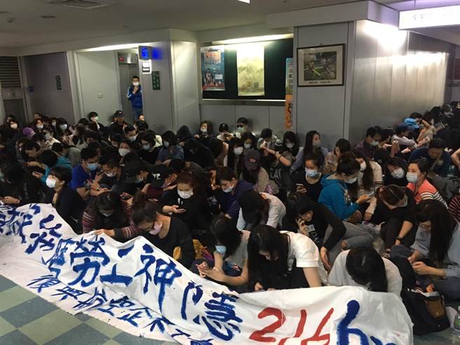 復興航空勞資協商三度破局 勞方將上街頭表達訴求 復興航空勞資協商三度破局 勞方將上街頭表達訴求