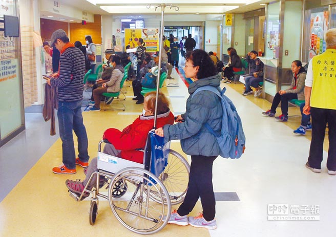 過年期間許多人暴飲暴食加上年初三溫度驟降,急診室內擠滿因氣候及腸胃不適的病患 過年期間許多人暴飲暴食加上年初三溫度驟降,急診室內擠滿因氣候及腸胃不適的病患