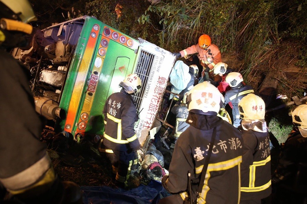 臺灣賞櫻團游覽車翻覆17人死亡 暫未發現陸客 臺灣賞櫻團游覽車翻覆17人死亡 暫未發現陸客