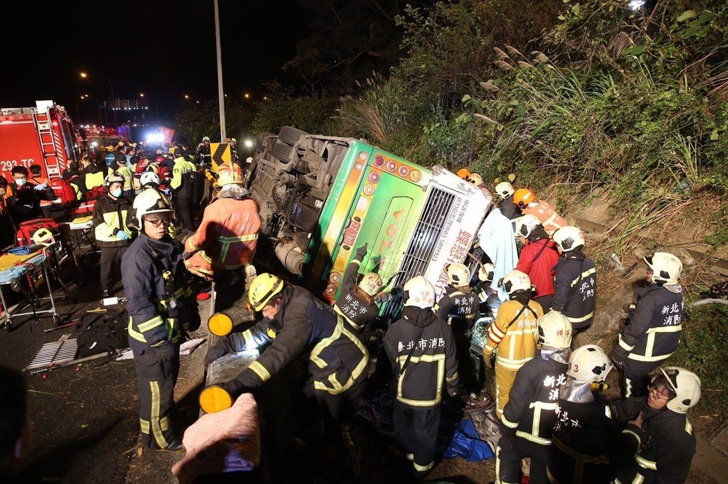 臺灣“高速5號”公路13日晚發生游覽車翻覆事故,34人死,10人輕重傷。) 臺灣“高速5號”公路13日晚發生游覽車翻覆事故,34人死,10人輕重傷。)