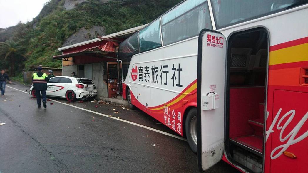 臺灣一滿載陸客游覽車不明原因沖撞民宅 司機命危 臺灣一滿載陸客游覽車不明原因沖撞民宅 司機命危