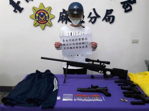 �x�����ӳ�ģ�͘�27���峿�Ⱥ󵽃ɼҳ��Г��٣�����2500Ԫ(���_(t��i)��)���d��Ů��ȥ�I��������������r�󣬲���2С�r(sh��)�͌��˴���������һ����@��Ʒͨ������Ů�ѡ��DƬ��Դ���_(t��i)���Еr(sh��)��ӈ�(b��o)���zӰ���f���硣