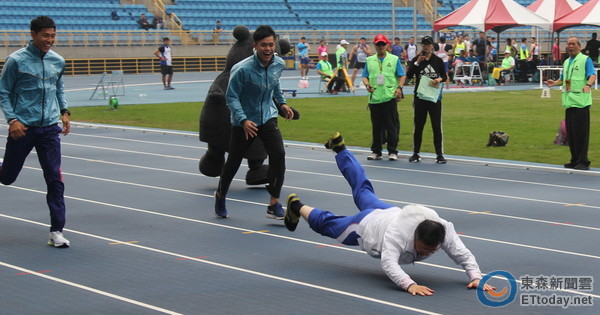 臺(tái)網(wǎng)友神創(chuàng)“柯P跌倒產(chǎn)生器”小編也跟著笑彎了腰(圖) 臺(tái)網(wǎng)友神創(chuàng)“柯P跌倒產(chǎn)生器”小編也跟著笑彎了腰(圖)