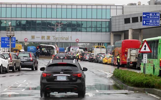 28輛游覽車包圍桃園機場抗議蔡當局 28輛游覽車包圍桃園機場抗議蔡當局