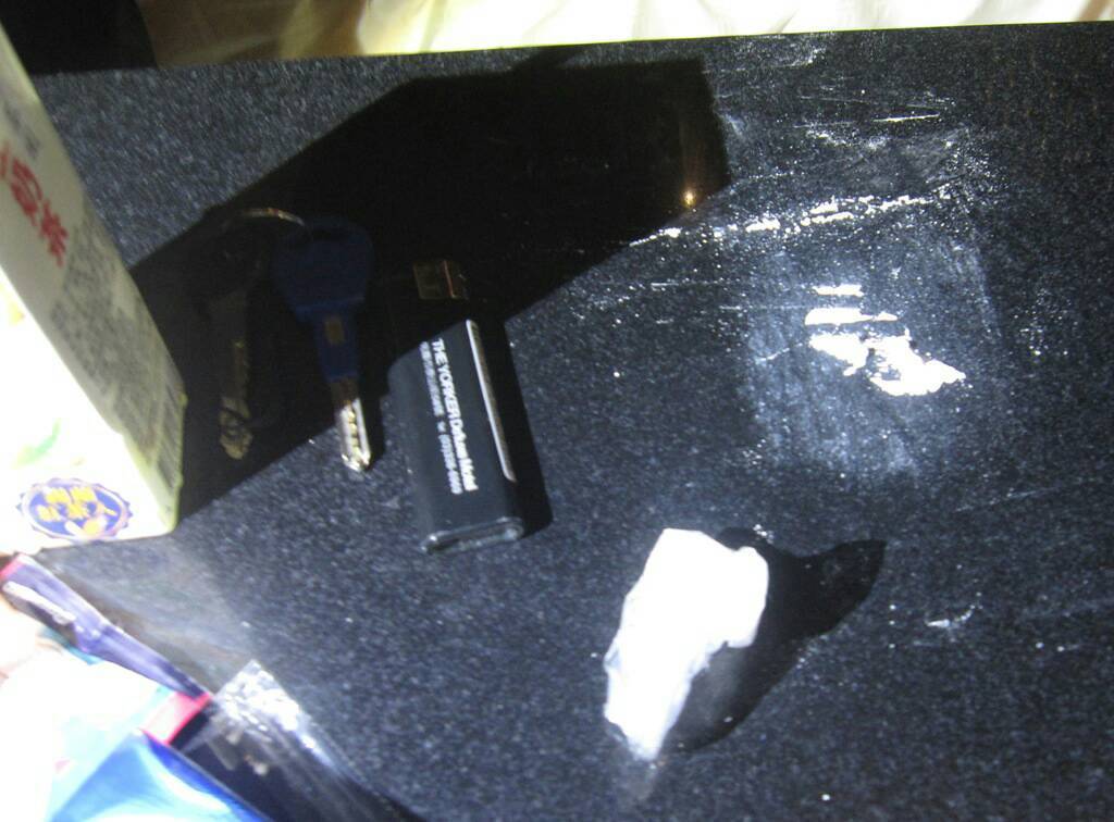 手機(jī)定位查到老公在旅館吸毒 窗簾后還躲著女毒友 手機(jī)定位查到老公在旅館吸毒 窗簾后還躲著女毒友