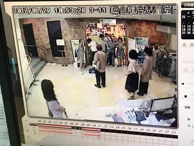 3歲男童文化局內玩門夾傷手 館內民眾齊力拆門 3歲男童文化局內玩門夾傷手 館內民眾齊力拆門