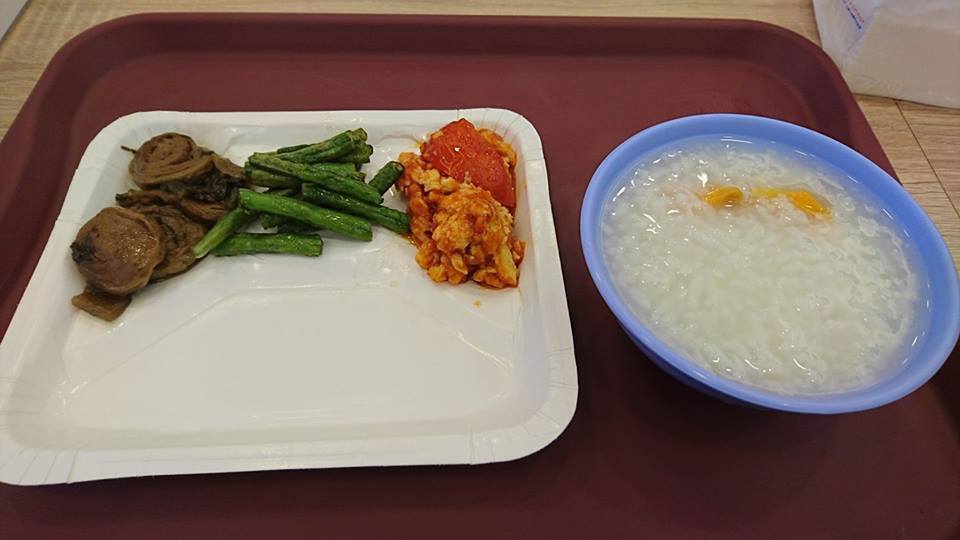 近來島內(nèi)物價(jià)飆漲,小吃店的漲幅也讓許多民眾大喊吃不消。有網(wǎng)友在新北市蘆洲一家清粥店點(diǎn)了兩道菜,居然要價(jià)166元(新臺(tái)幣,約合人民幣37元),他將照片發(fā)到網(wǎng)上直呼太扯;也有許多網(wǎng)友曬出在同家店消費(fèi)的菜色與價(jià)錢,一致認(rèn)為實(shí)在太貴。 近來島內(nèi)物價(jià)飆漲,小吃店的漲幅也讓許多民眾大喊吃不消。有網(wǎng)友在新北市蘆洲一家清粥店點(diǎn)了兩道菜,居然要價(jià)166元(新臺(tái)幣,約合人民幣37元),他將照片發(fā)到網(wǎng)上直呼太扯;也有許多網(wǎng)友曬出在同家店消費(fèi)的菜色與價(jià)錢,一致認(rèn)為實(shí)在太貴。