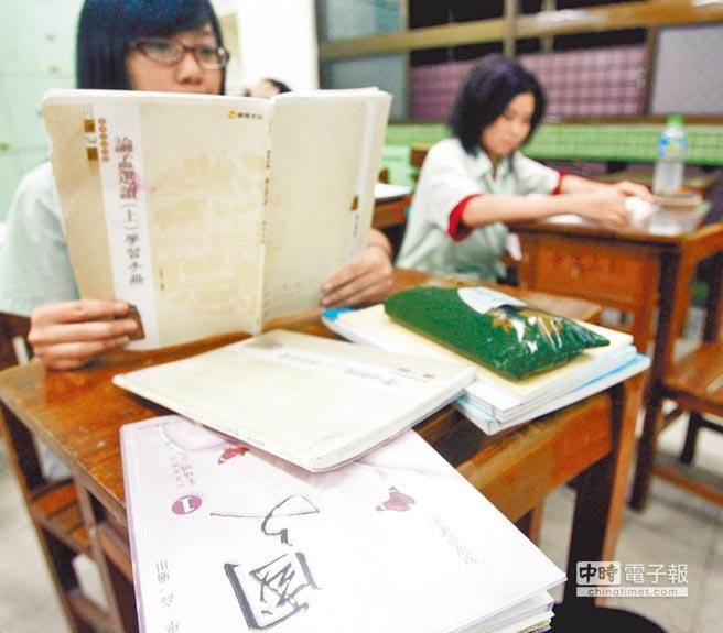 臺(tái)大教授談文言文爭(zhēng)議:“門外漢”決定語(yǔ)文教育 臺(tái)大教授談文言文爭(zhēng)議:“門外漢”決定語(yǔ)文教育