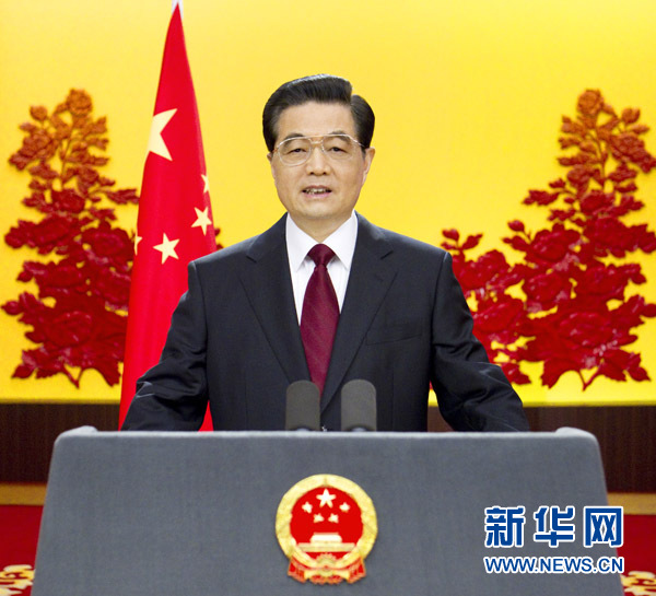 新年前夕,國家主席胡錦濤通過中國國際廣播電臺、中央人民廣播電臺、中央電視臺,發表題為《共同增進各國人民福祉》的新年賀詞。
攝影:新華社記者蘭紅光